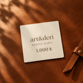 art&deri 1.000 ₺ hediye kartı, deri zemin üzerinde açık renk kart